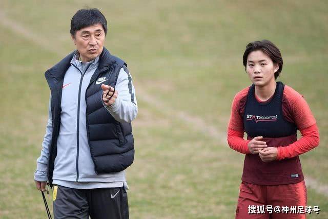 粉丝行为引发争议，国乒教练遭围堵风波升级